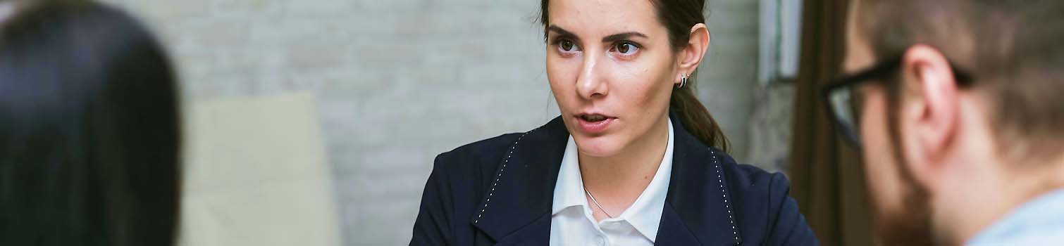 Recruitment Career Counseling Foto d'un grup de persones en una reunió, serveix com a portada de la pàgina 'Assegurances per a empreses'.