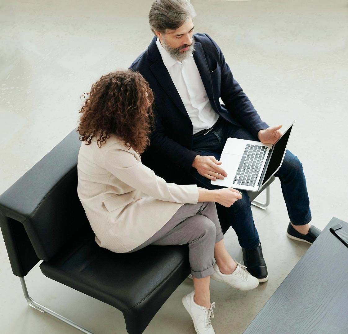 Career Growth Skills Home ensenyant a una clienta assegurances per a particulars i empreses.